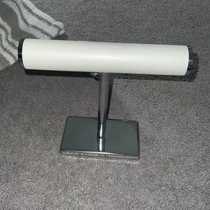 Basic bracelet/jewelry holder